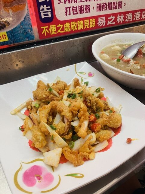 📍金沙魷魚：鹹蛋黃味道不重，但炸得相當酥脆，是很好下飯的料理。